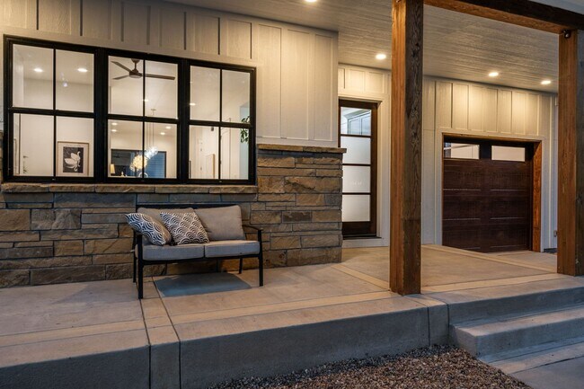 Foto del edificio - Brand-New Stunning Custom Home in Ideal Ol...