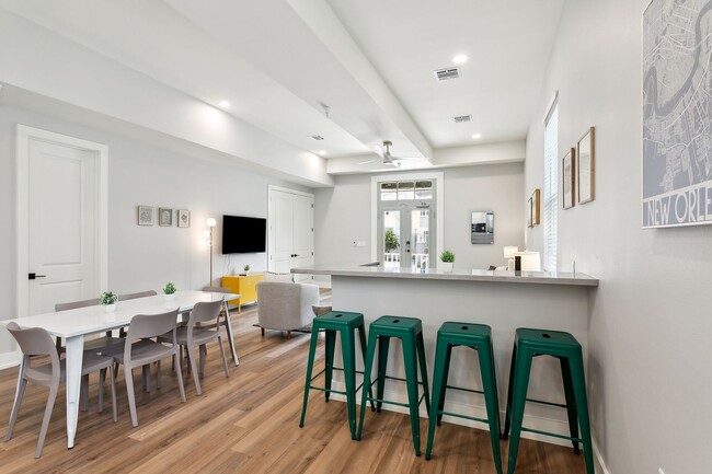 Foto del edificio - Brand New Unit - 1 Block From Brunos
