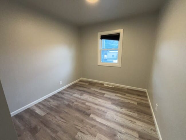 Building Photo - Recently updated west-side home available!