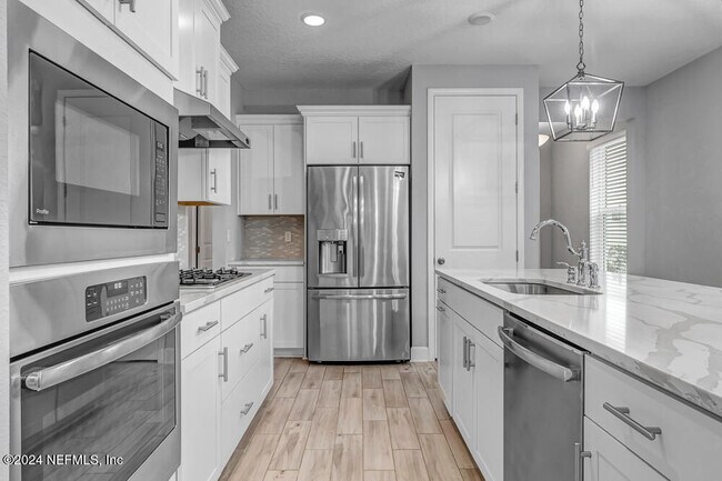 Foto del edificio - 588 Vista Lake Cir