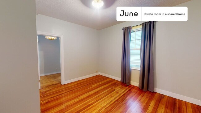 Foto del edificio - Room in Shared 4 bed/1 bath home