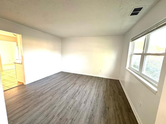 Building Photo - 725 Alder Cir