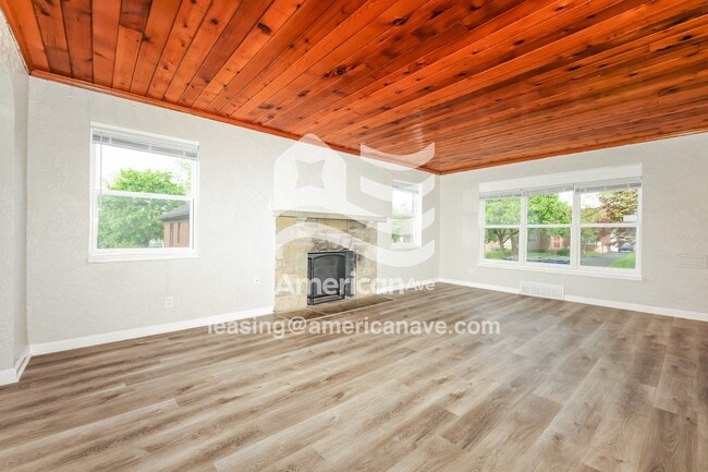 Foto del edificio - 1818 Parkhill Dr