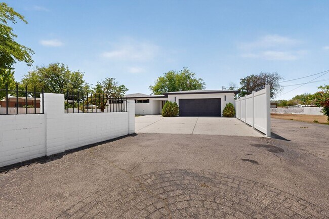 Foto del edificio - 824 Ortega Rd NW