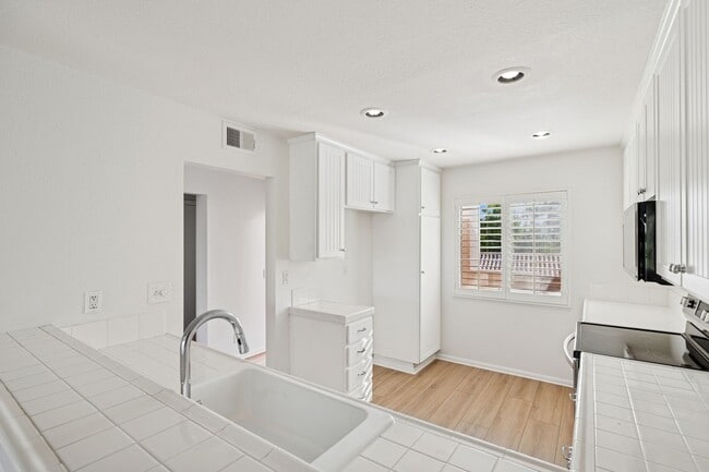 Building Photo - Villa Point Upper Unit with Loft and Golf ...