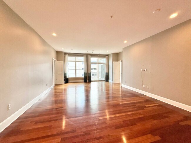 Foto del edificio - Luxurious Downtown Raleigh Condo with High...