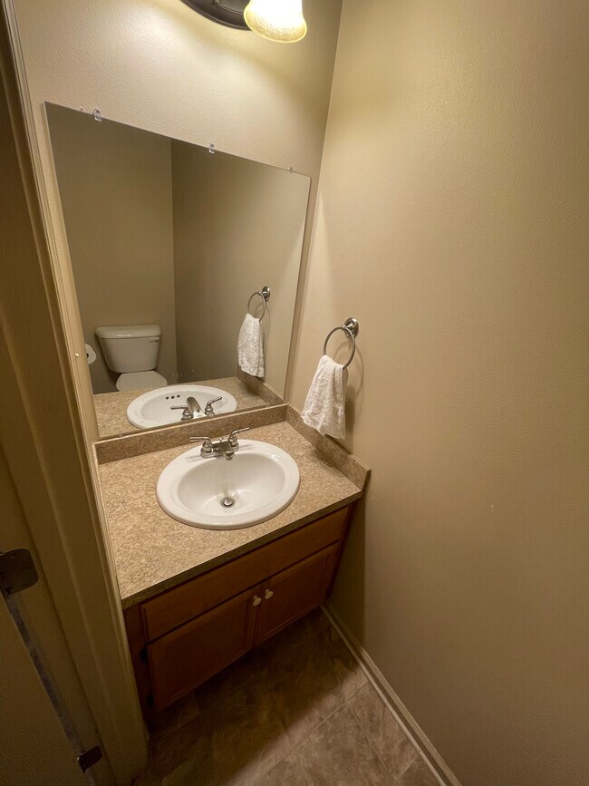 Foto del edificio - 8208 Woodview Drive East