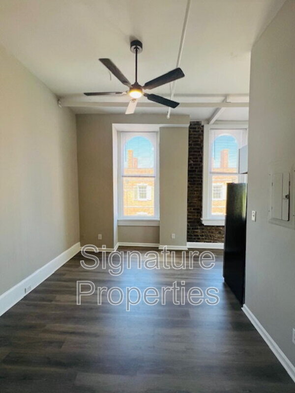 Building Photo - 22 Bollingbrook St