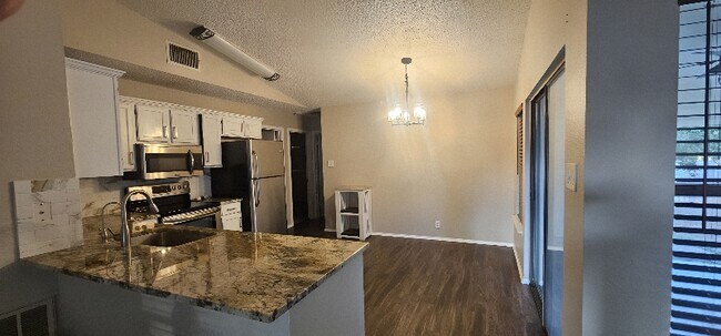 Foto del edificio - 6602 Pebble Spring Dr