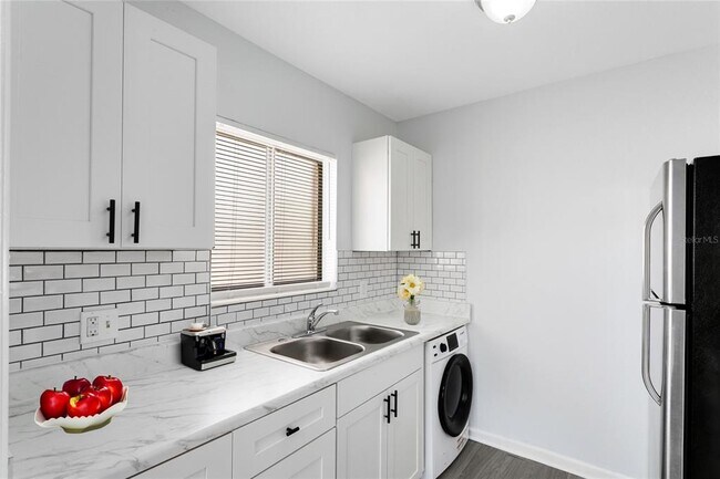 Building Photo - 2000 15th Ct NW