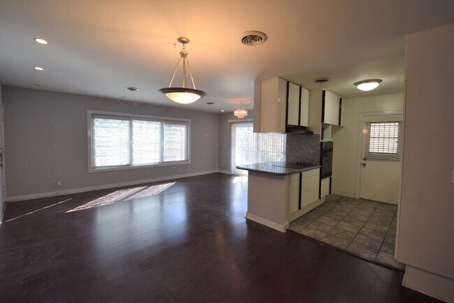 Building Photo - 11204 Peach Grove St
