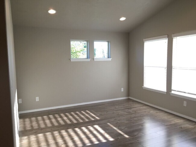 Building Photo - 2 Bedroom / 1 Bath Single Level Duplex in ...