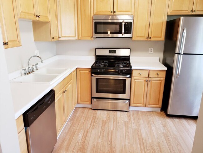Building Photo - Spacious 3 bedroom 2 bath home