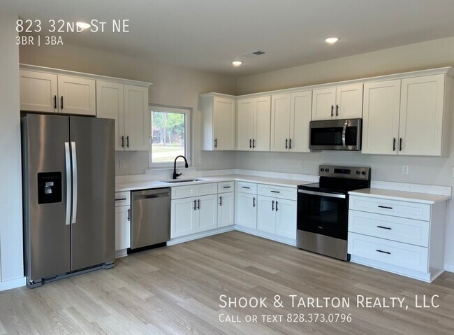 Foto del edificio - 823 32nd St NE