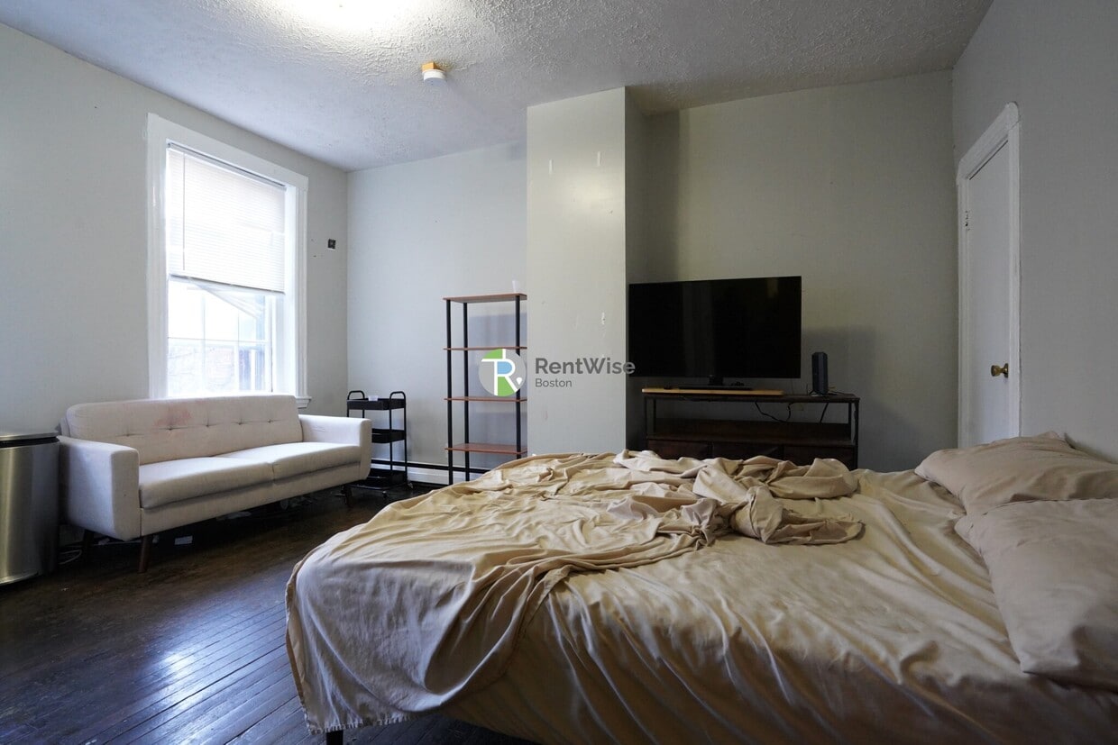 Photo - JUNE 2026-Awesome Beacon Hill Studio. H/HW inc, Student Ok, No Fee!