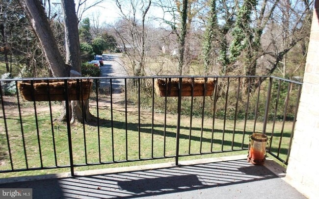 Building Photo - 3874 Lyndhurst Dr