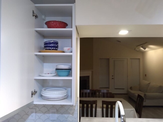 Building Photo - Flexible Lease Term Rental Available at Po...