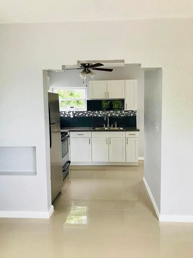 Foto del edificio - 535 NE 68th St