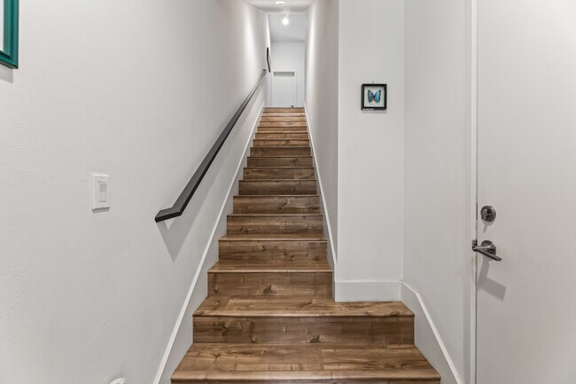 Vestíbulo con acceso a garaje privado adjunto para un automóvil con almacenamiento y carga para vehículos eléctricos. - 215 Elm Ave