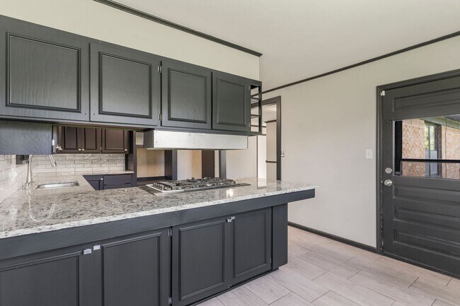 Foto del edificio - Newly renovated home with a large yard per...