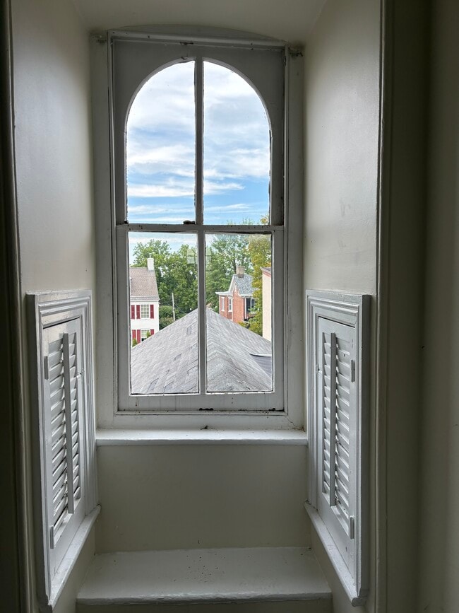 Vista - 10 N Main St