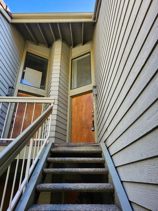 Foto del edificio - Beautiful 2-Bedroom Condo in Phillips Ranch