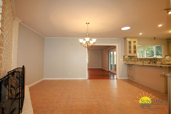 Building Photo - Stunning 3 Bedroom Home in Niceville