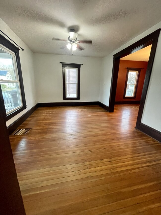 Foto del edificio - 107 Maple Ave