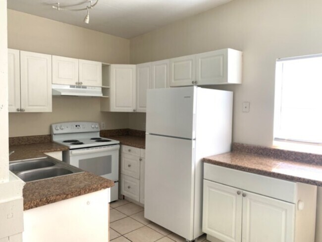 Building Photo - 2 Bed, Den, Fenced Yard, NEW Paint &amp; C...