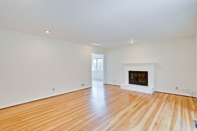 Building Photo - Single Story 3/2 in Well Established Neighborhood Near Branham High School with Air conditioning ...