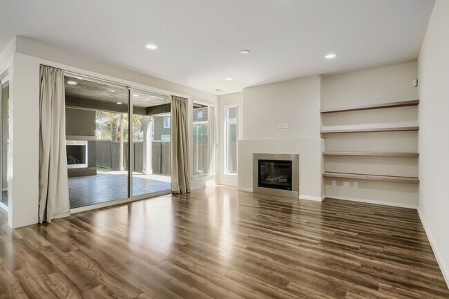 Building Photo - 4Bd/2.5Ba Renton Home