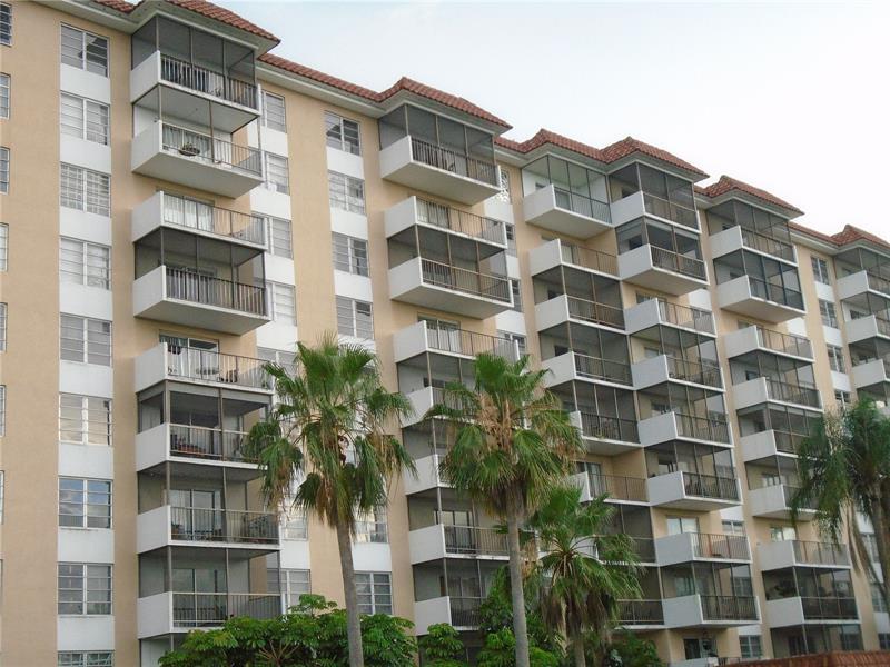 Building Photo - 4174 Inverrary Dr