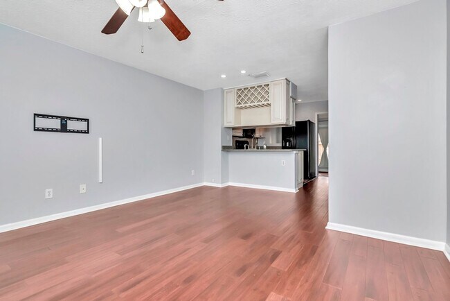 Building Photo - South Tampa 2 Bedroom w/ Office 2 Bathroom...