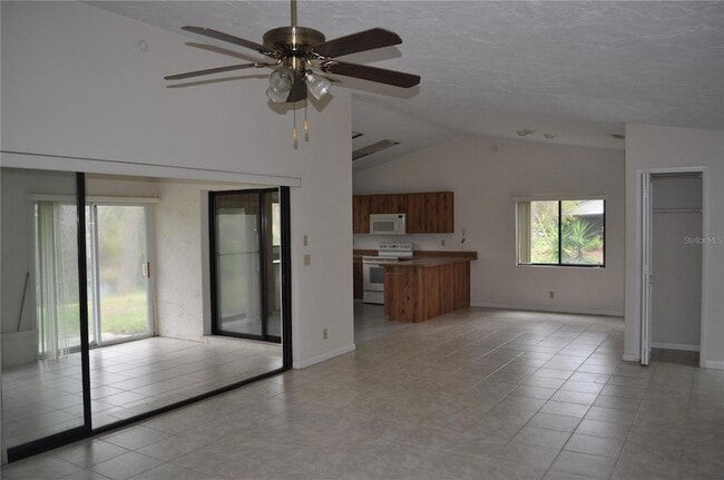 Building Photo - 127 Persimmon Dr