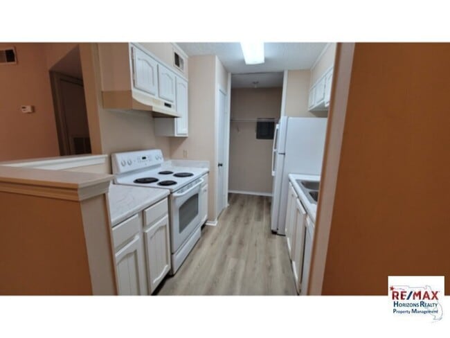 Building Photo - Wonderful totally remodeled condo with **P...