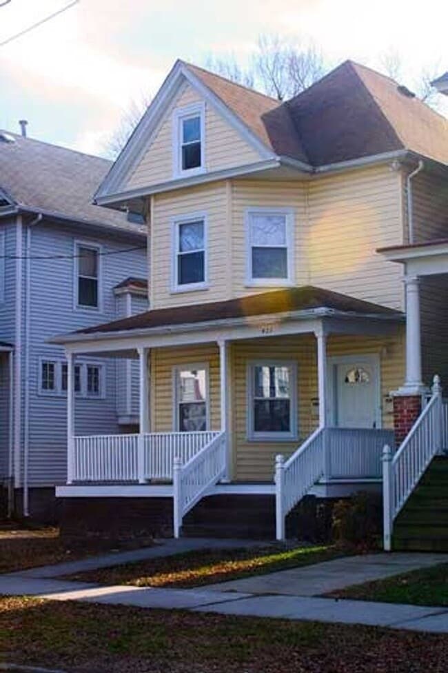 Building Photo - 427 W 30th St