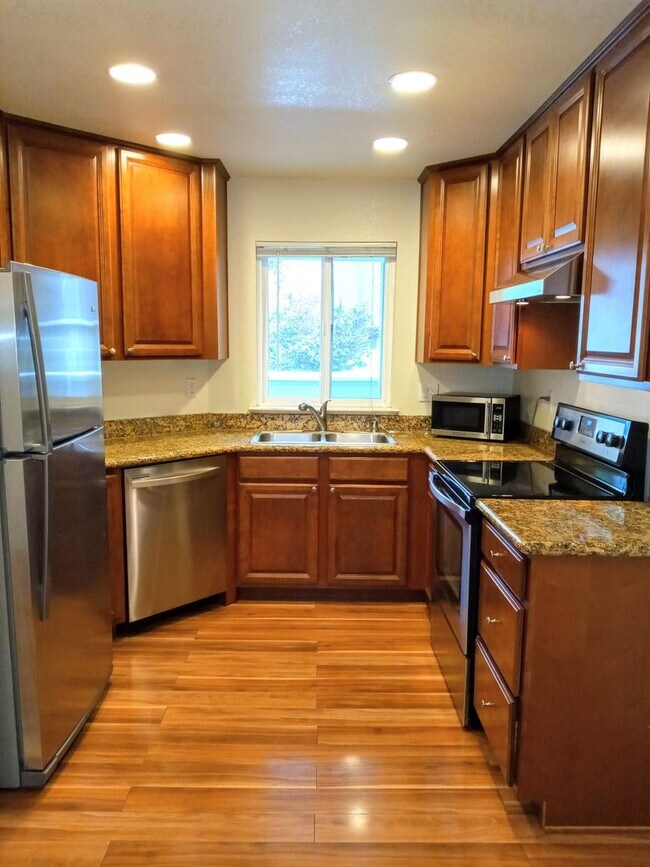 Foto del edificio - Great Second Floor 2bd Condo With Pool in Gated Complex