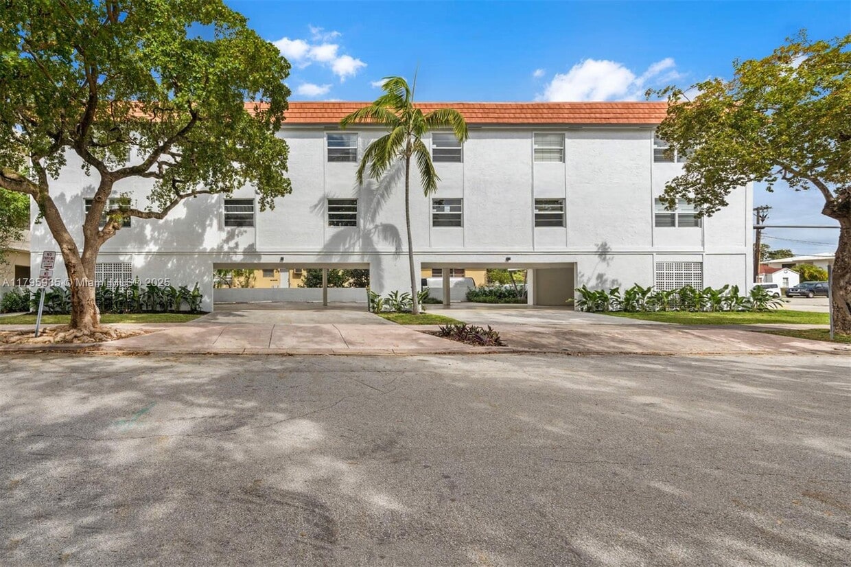 Primary Photo - 1114 Douglas Rd