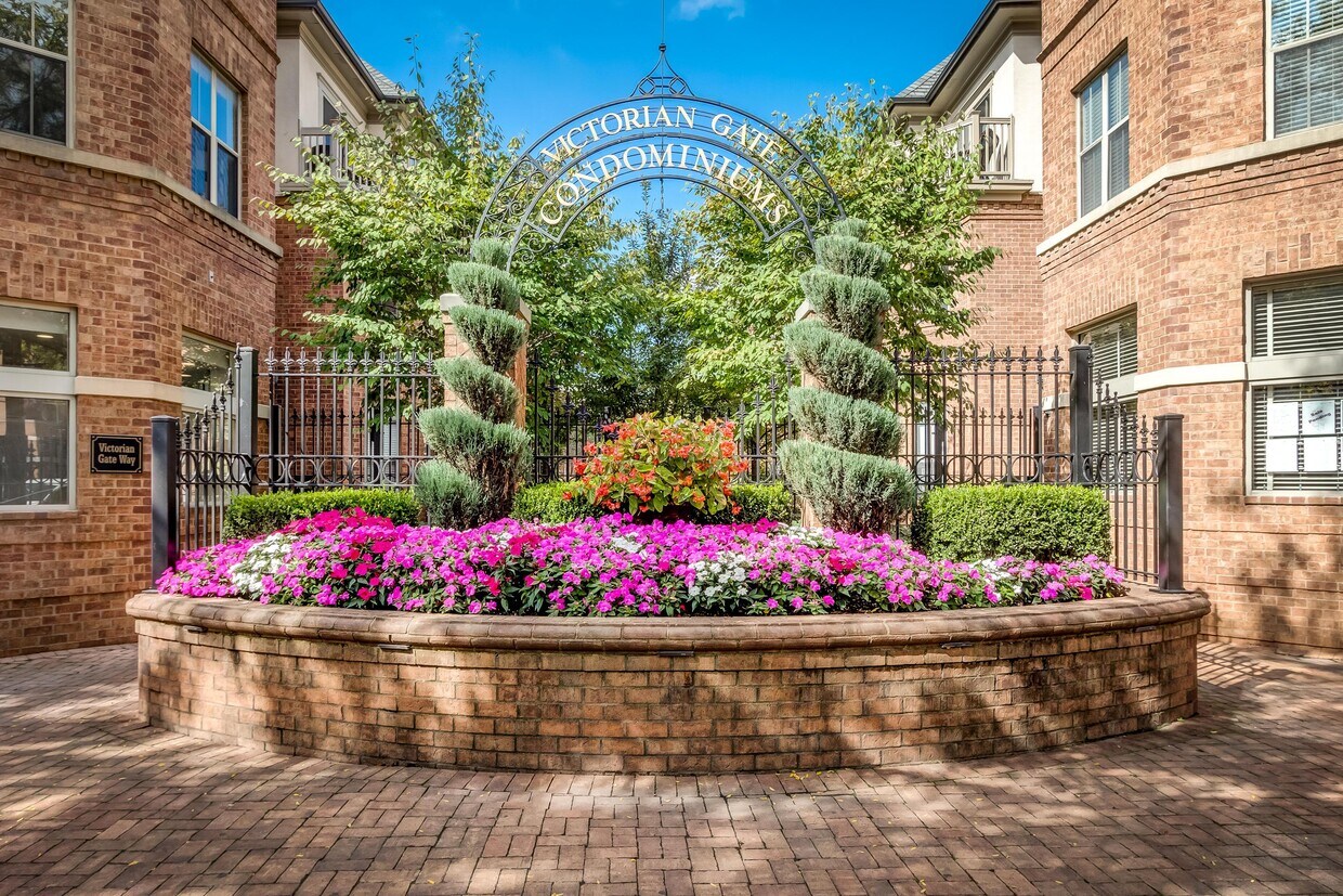 Live in The Heart of It All! - 5 W Lincoln St