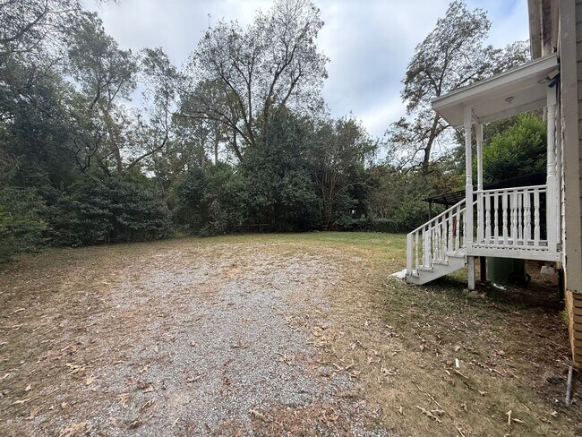 Foto del edificio - ** 4 bed 3 bath located in the Garden District ** Call 334-366-9198 to schedule a self showing