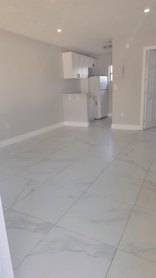 Building Photo - 616 NW 5th Ave