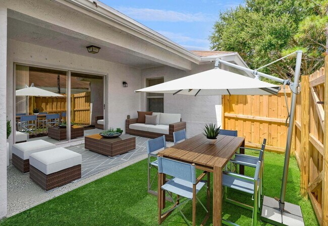 Foto del edificio - 9244 Roan Ln