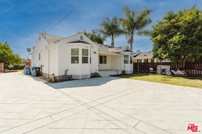 Foto del edificio - 6712 Cedros Ave
