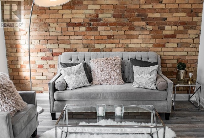 Building Photo - 213 Jarvis St