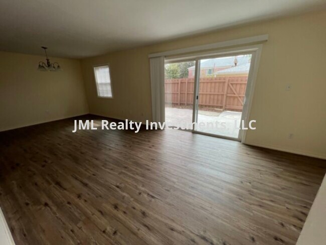 Foto del edificio - 1 bedroom Condo with Lake access and a private fenced yard for rent.