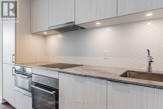 Photo du bâtiment - 158 Front St E