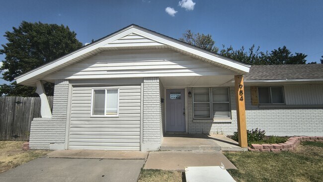 Building Photo - 984 NW 5th St