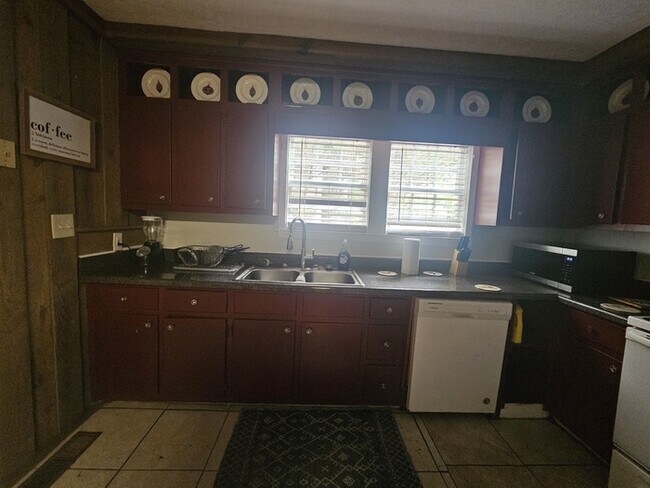 Foto del edificio - Furnished Three Bedroom Ranch Home