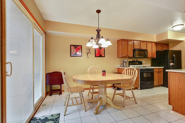 Building Photo - 9301 Waterford Ln