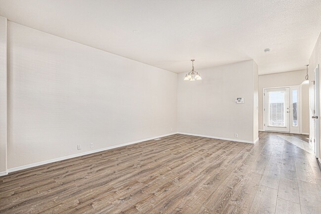 Building Photo - 2 Bedroom Townhome Updated and close to Mi...